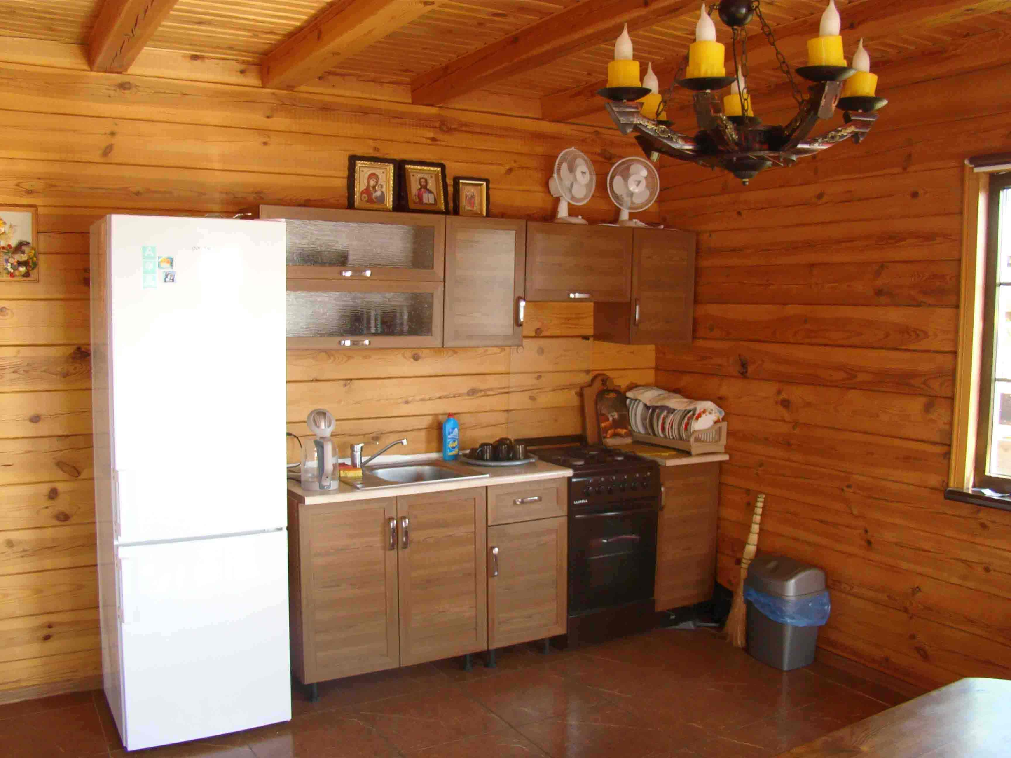 кухня-вітальня. Холодильник, тумби, посуд, плитка.