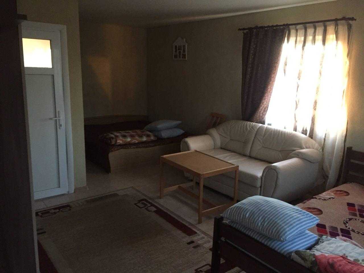 два двохспальні ліжка, комод, диван, стіл, стільці дзеркало